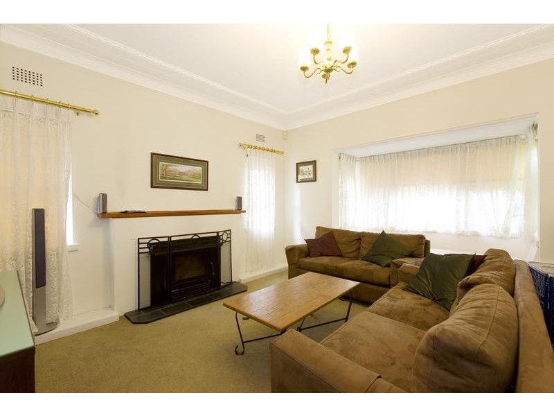 39 Beechworth Rd, Pymble NSW 2073