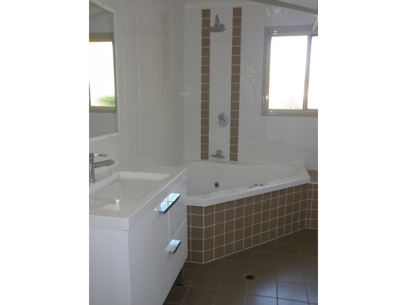 2/2 Bauerle Court, Biloela QLD 4715