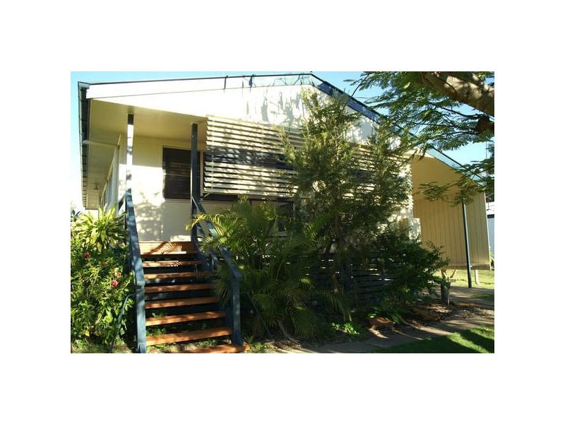 4 Burnham Street, Moura QLD 4718