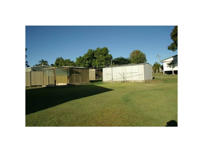 4 Burnham Street, Moura QLD 4718