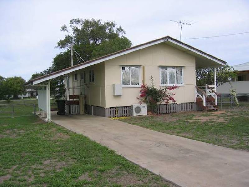 6 Knaggs Street, Moura QLD 4718