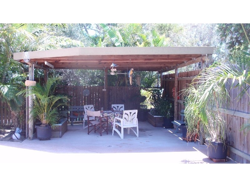 19 Limpus Street, Urangan QLD 4655
