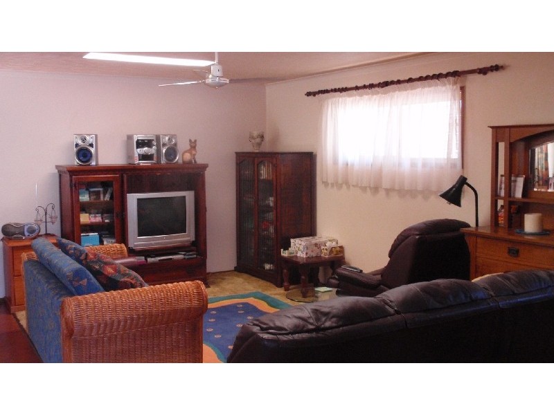 19 Limpus Street, Urangan QLD 4655