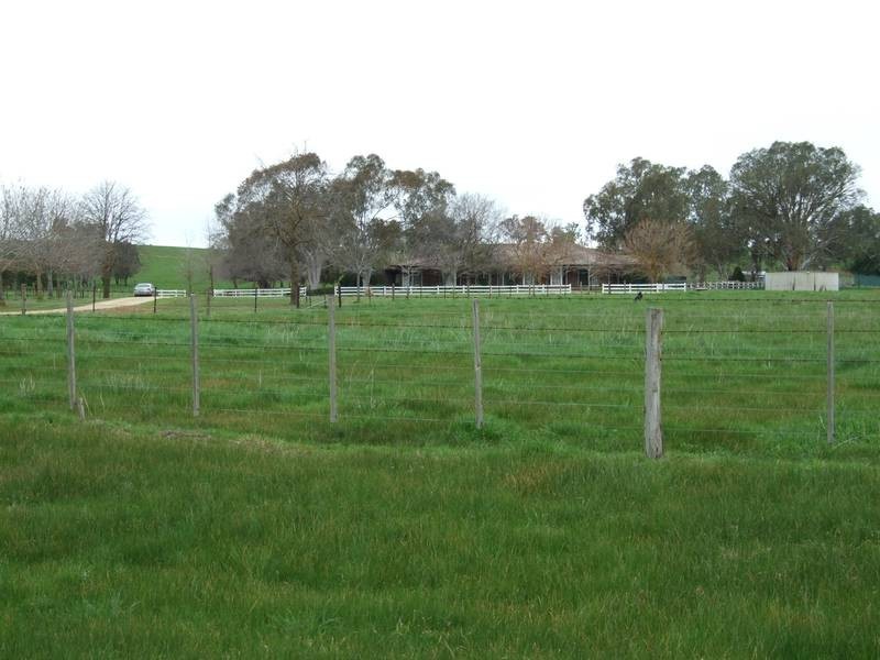 34 SIMPSONS LANE, Moyhu VIC 3732