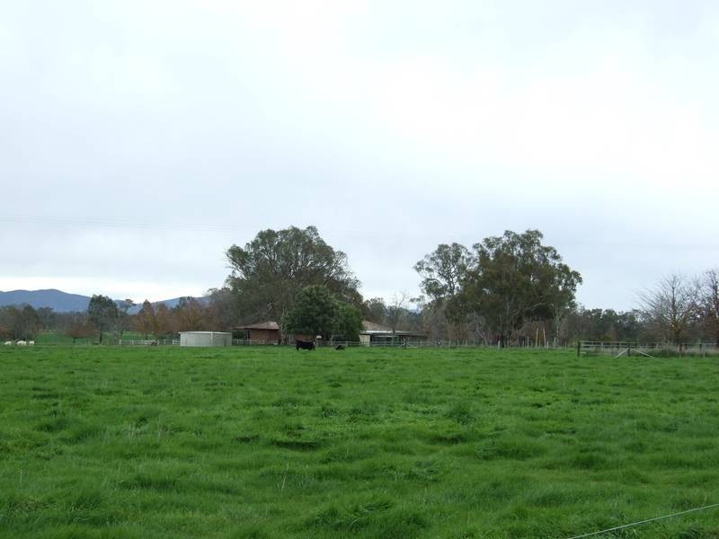 34 SIMPSONS LANE, Moyhu VIC 3732