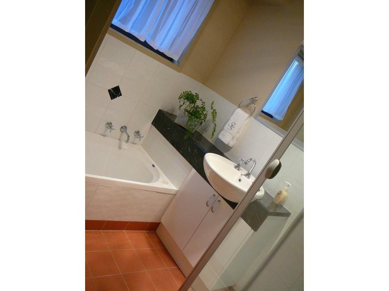 1/70 Johnsons Street, Oxley VIC 3678