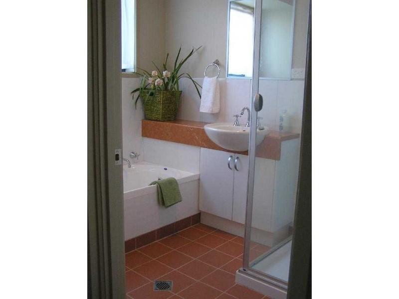 2B/70 Johnson Street, Oxley VIC 3678