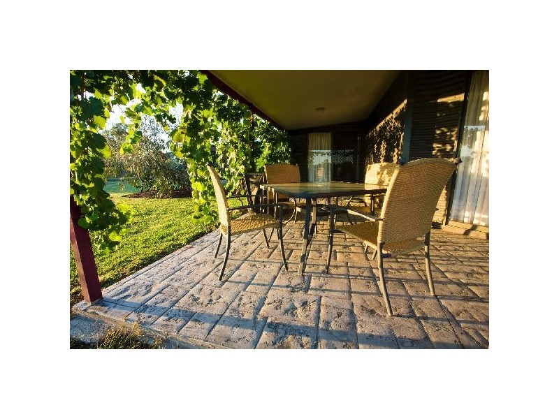 2/41 ShadforthStreet, Oxley VIC 3678