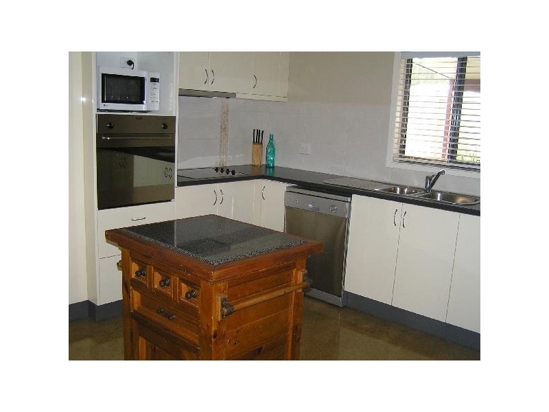 2/41 ShadforthStreet, Oxley VIC 3678