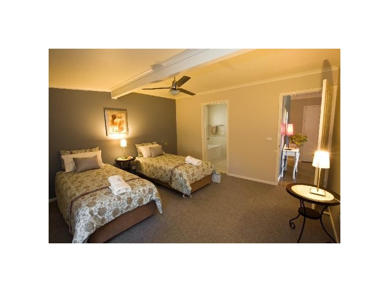 2/41 ShadforthStreet, Oxley VIC 3678