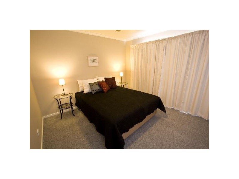 2/41 ShadforthStreet, Oxley VIC 3678