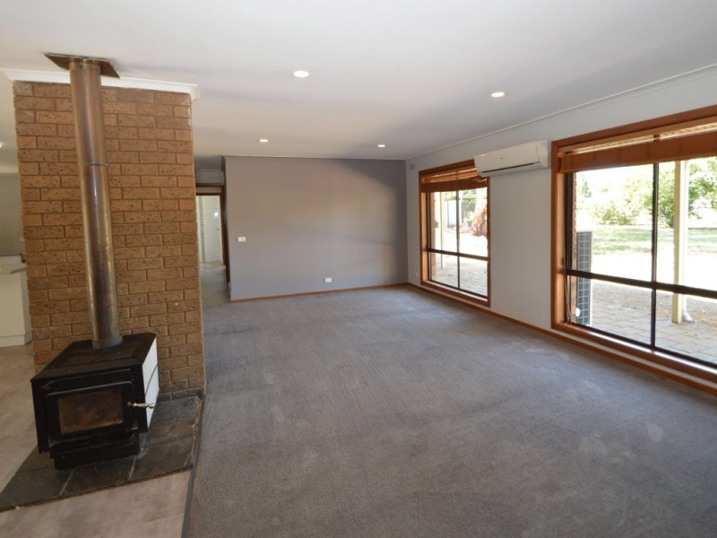 14 Ely Street, Oxley VIC 3678