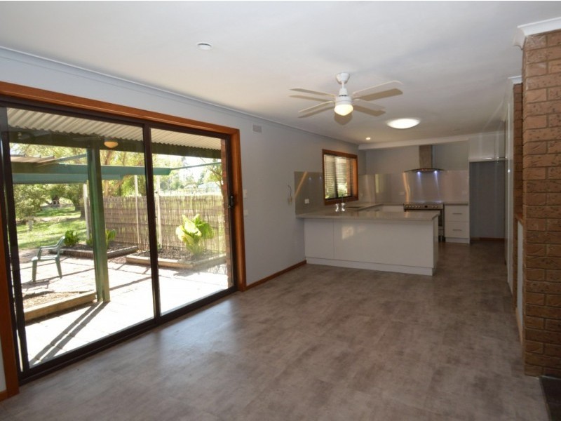 14 Ely Street, Oxley VIC 3678