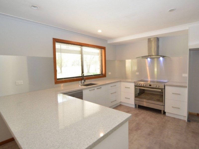 14 Ely Street, Oxley VIC 3678