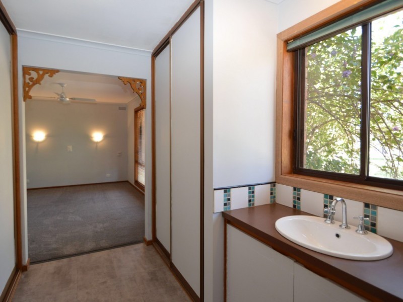 14 Ely Street, Oxley VIC 3678