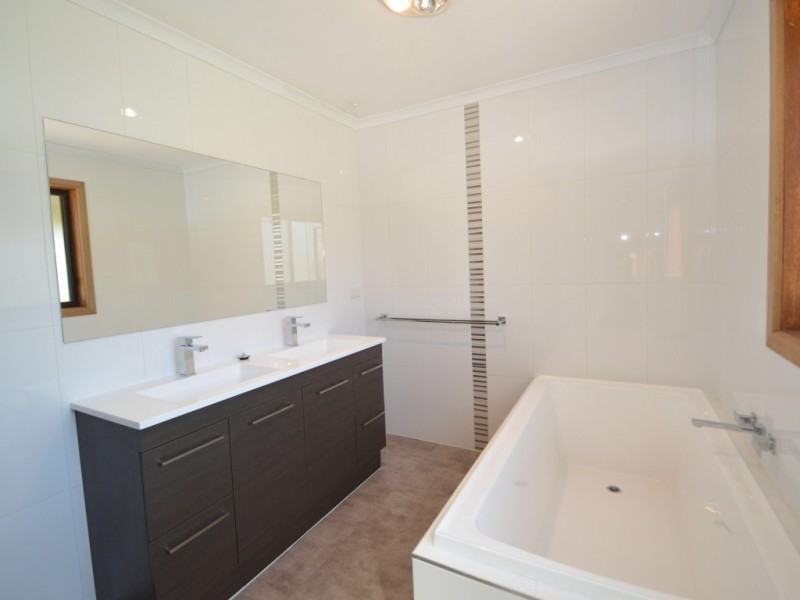 14 Ely Street, Oxley VIC 3678