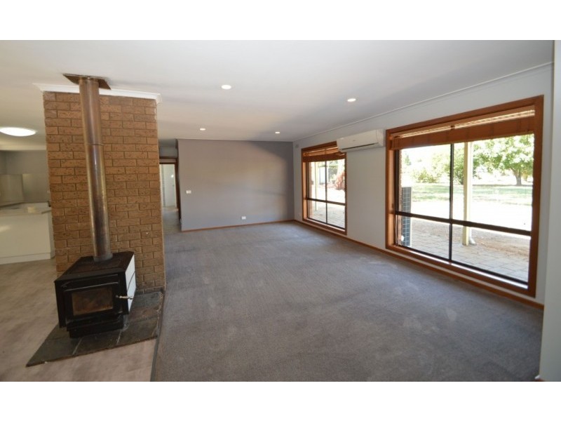 14 Ely Street, Oxley VIC 3678