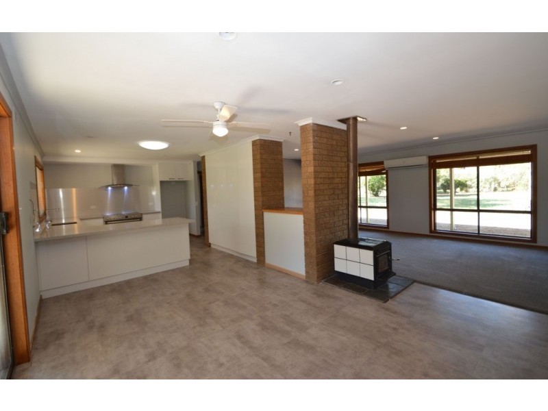 14 Ely Street, Oxley VIC 3678