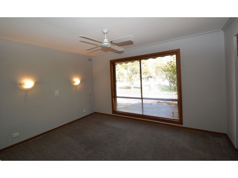 14 Ely Street, Oxley VIC 3678