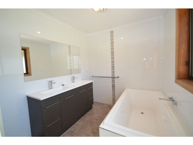 14 Ely Street, Oxley VIC 3678