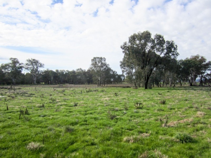 Bookless Court, Oxley VIC 3678