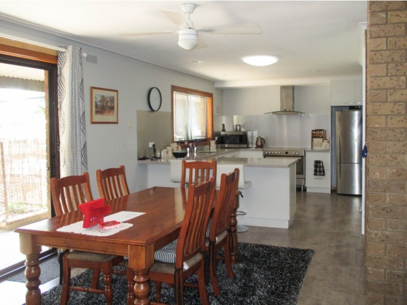 14 Ely Street, Oxley VIC 3678