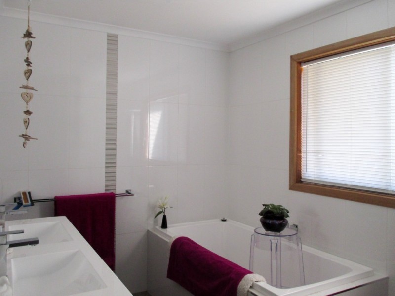 14 Ely Street, Oxley VIC 3678