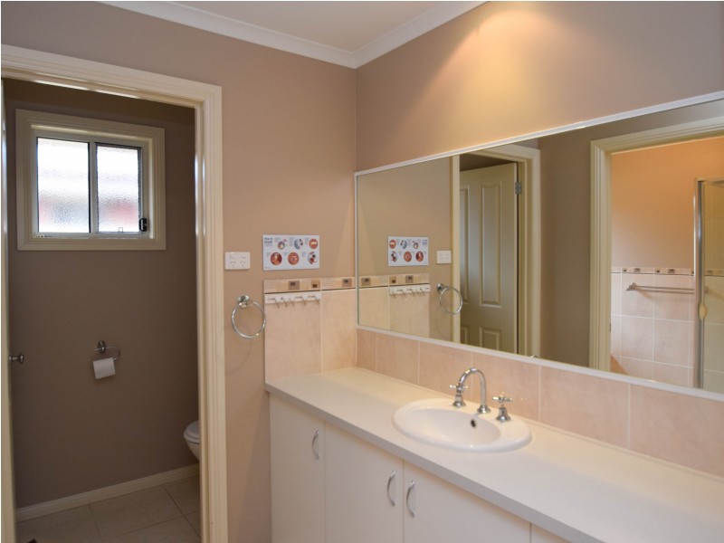 16 Swinburne Drive, Wangaratta VIC 3677