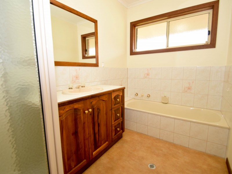 44 Simpson Street, Oxley VIC 3678