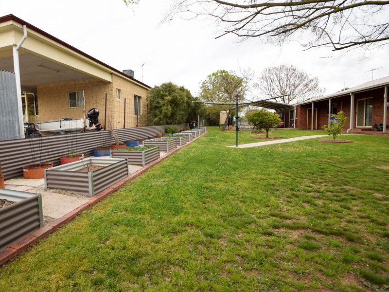 44 Simpson Street, Oxley VIC 3678