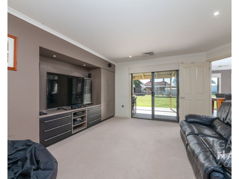 15 Jones Street, Oxley VIC 3678