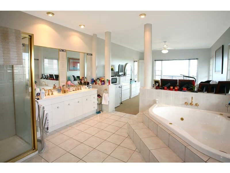 1 Galleria Court, Highland Park QLD 4211