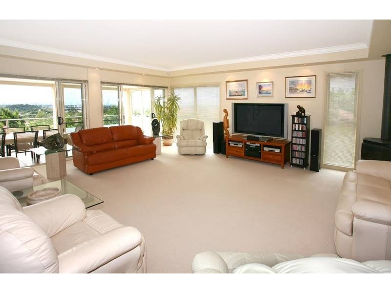 16 Tara Vista Blvd, Highland Park QLD 4211