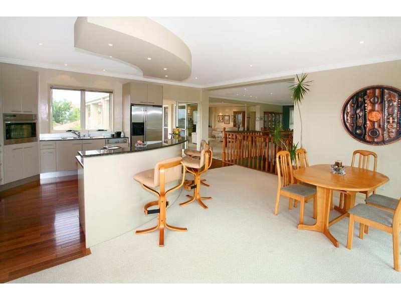 16 Tara Vista Blvd, Highland Park QLD 4211