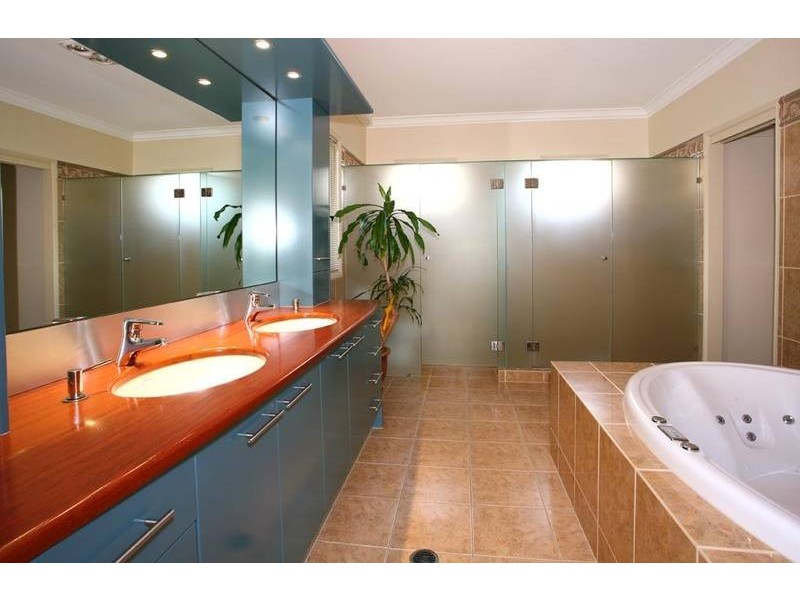 16 Tara Vista Blvd, Highland Park QLD 4211