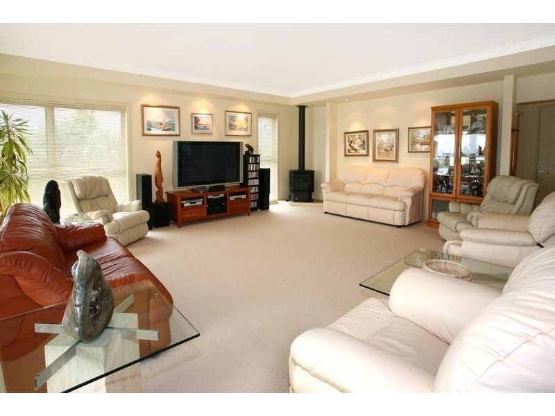 16 Tara Vista Blvd, Highland Park QLD 4211