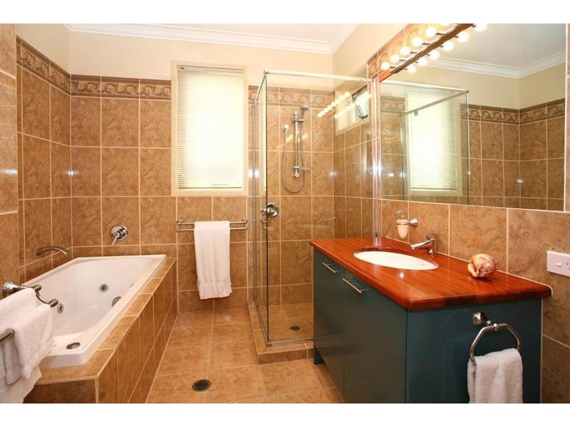 16 Tara Vista Blvd, Highland Park QLD 4211