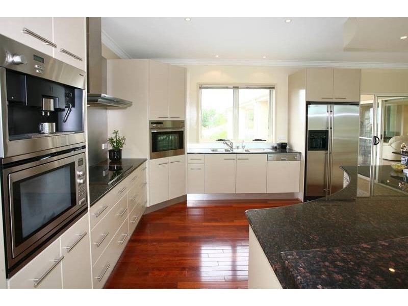 16 Tara Vista Blvd, Highland Park QLD 4211