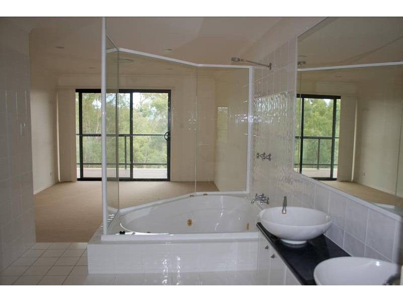 10/2 Ridgeline Way, Highland Park QLD 4211