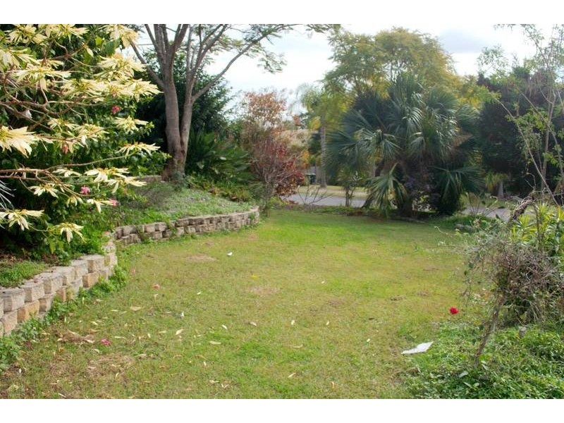 1 Suntory Court, Highland Park QLD 4211