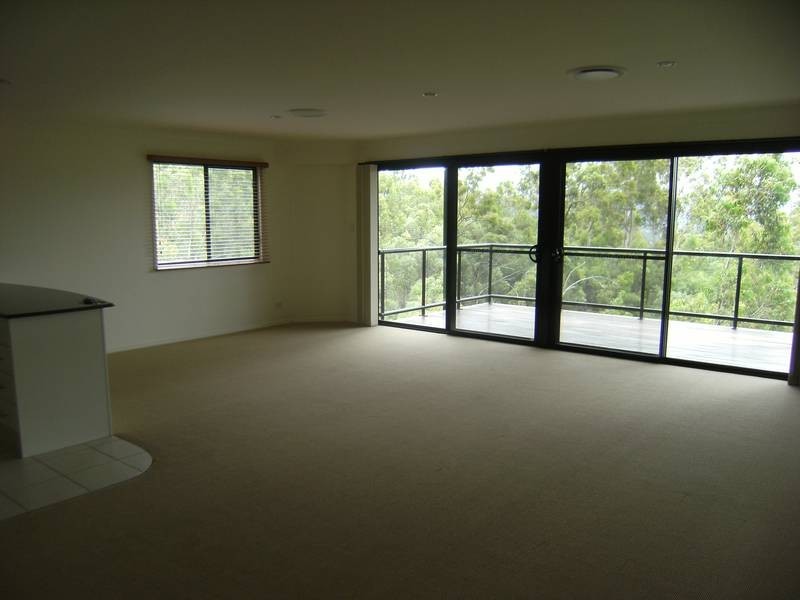 8/2 Ridgeline Way, Highland Park QLD 4211