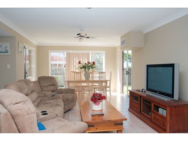 8 Parklane Place, Highland Park QLD 4211