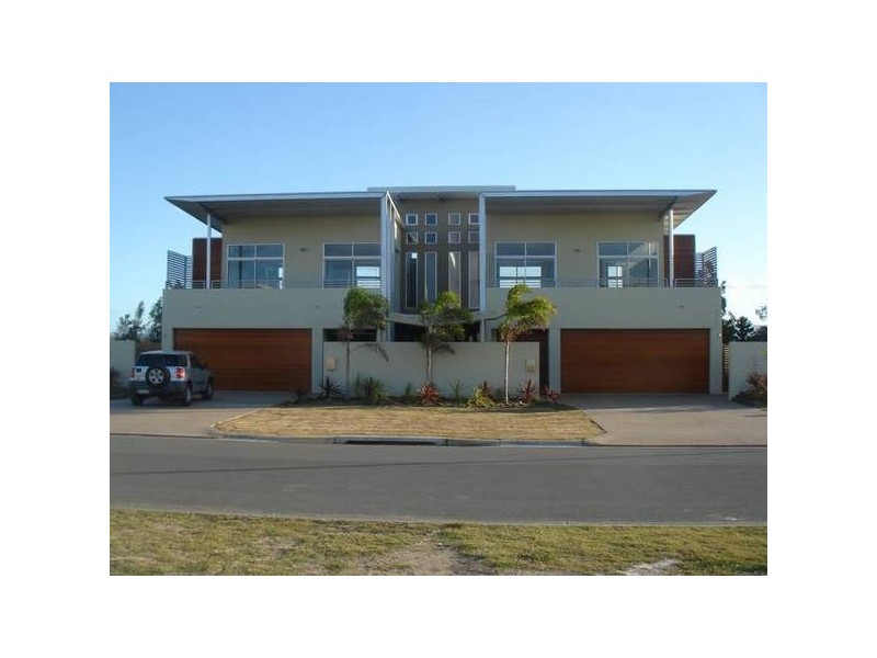 2/33 The Boulevarde, Benowa QLD 4217