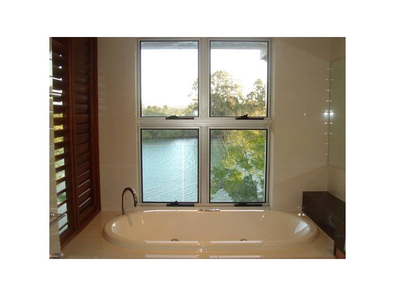 2/33 The Boulevarde, Benowa QLD 4217
