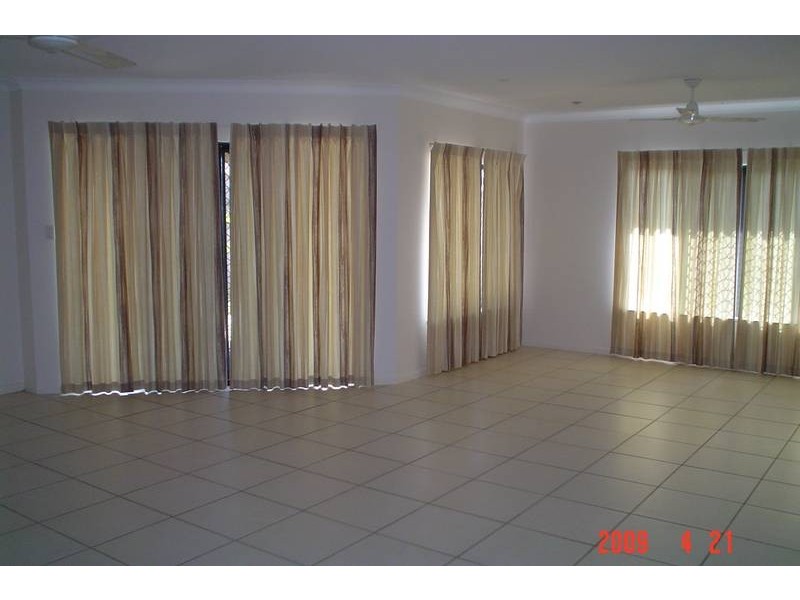 Bushland Beach QLD 4818