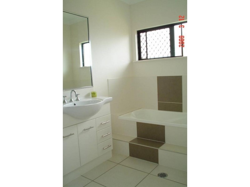 Bushland Beach QLD 4818