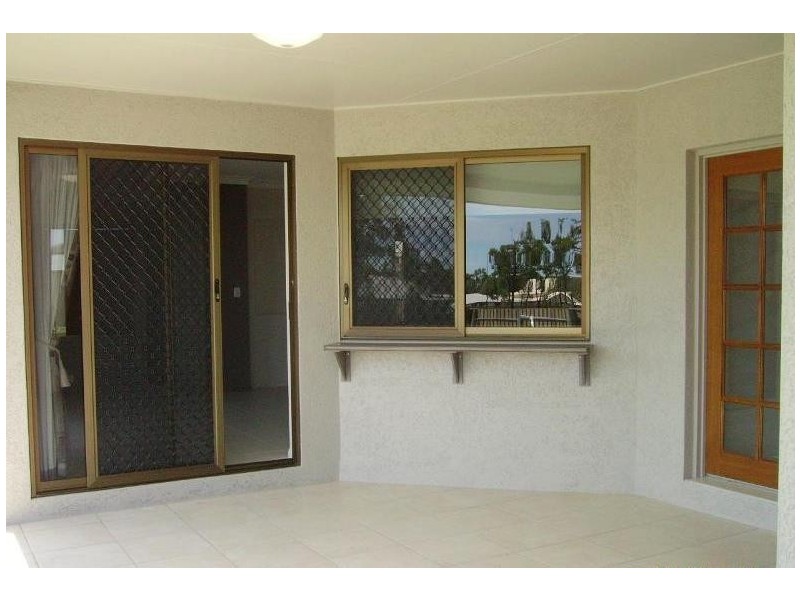 Bushland Beach QLD 4818