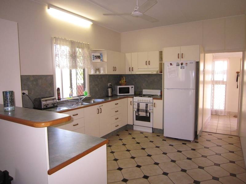 24 Percy Street, West End QLD 4810