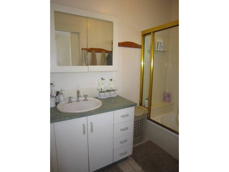 24 Percy Street, West End QLD 4810