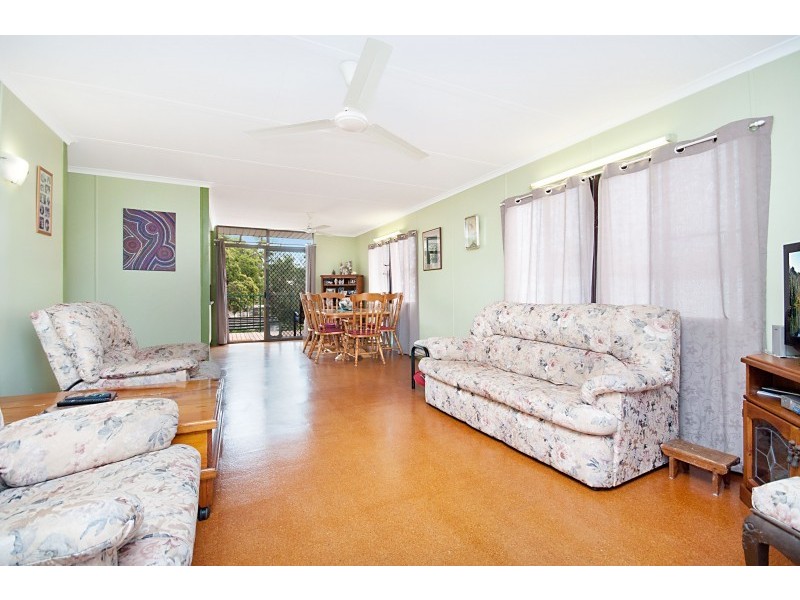 10 Coral Street, Saunders Beach QLD 4818